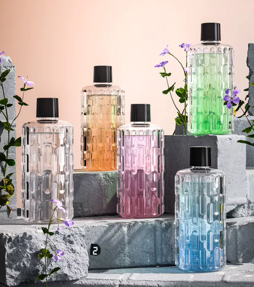 Automatic aromatherapy diffuser for eliminating odors, suitable for household use, with essential oil for air freshening.